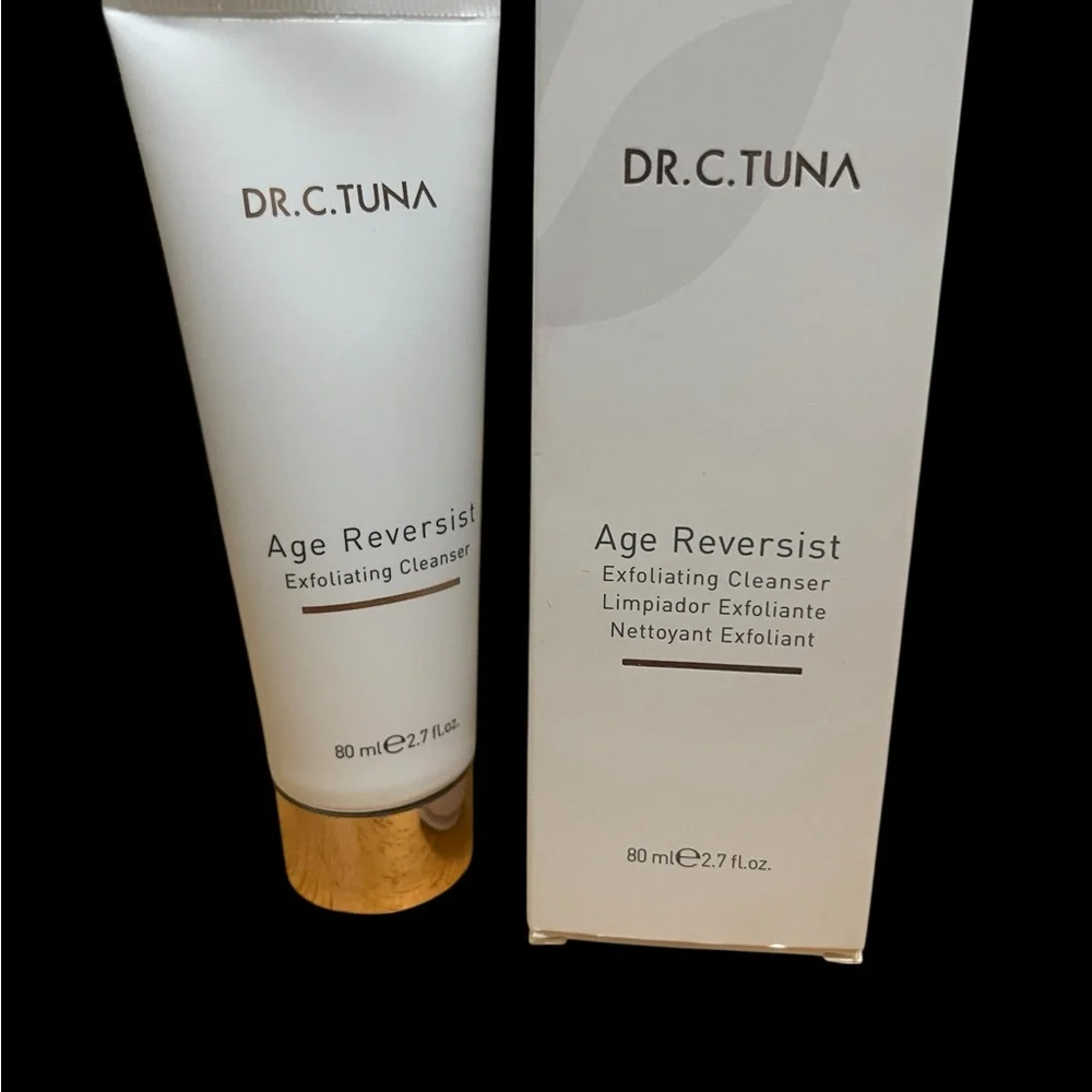 Age Reversist Exfoliating Cleanser - White and Gold